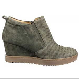 Sofft Womens Slayton Olive/Green Suede Ankle Wedge Boots
